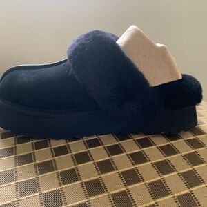 UGG Black Slippers with Plush Material and Cozy Cuff // Disquette style